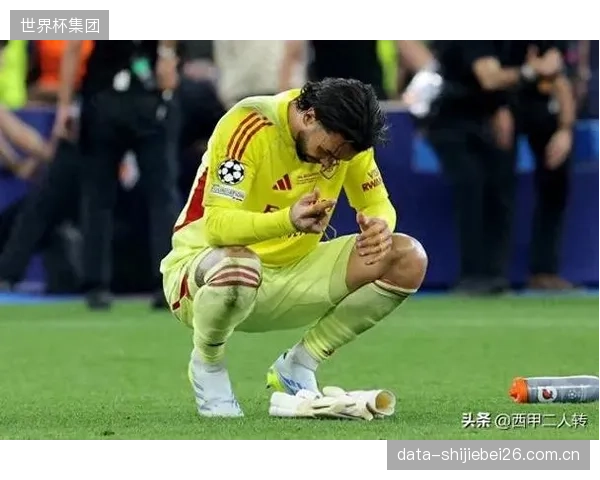 拉亚连续三届夺得金手套奖，成阿森纳夺冠的后防基石。